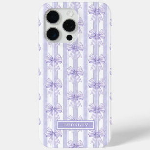 Lila Koketten Schleifen auf gestreiften Monogramme Case-Mate iPhone Hülle