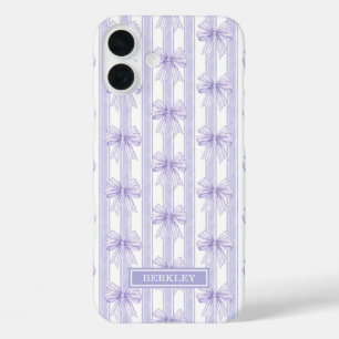 Lila Koketten Schleifen auf gestreiften Monogramme iPhone 16 Plus Hülle