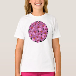 Lila Kosmos-Blumenmuster auf schwarzem Hintergrund T-Shirt