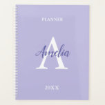 Lila Lavendel-Personalisiert-Monogram-Planer Planer<br><div class="desc">Lila Lavender Personalisiert Monogram Planer, ein hübscher Planer mit trendigen Farbtönen lila Lavendel/Pastellparma Violett. Die Formulierung auf der Titelseite ist leicht zu personalisieren (Monogramm Initial, Namensskript, Jahr und Titel) mit dem Online-Personalisierungstool vor der Bestellung. Wenn Sie die Formulierung personalisiert haben, wenn Sie feststellen, dass Sie die Textgröße des Schriftartes auf...</div>