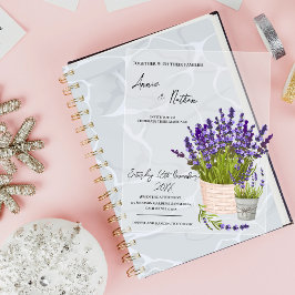 Lila Lavendel stürzt in einem Korb auf eine Blumen