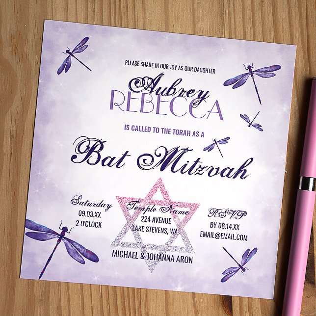 Lila, Lavender Dragonflies Bat Mitzvah Einladung (Purple bat mitzvah invitation with unique star of david design)