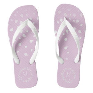 Lila lila weißer Confetti treibt silbernes Flip Flops