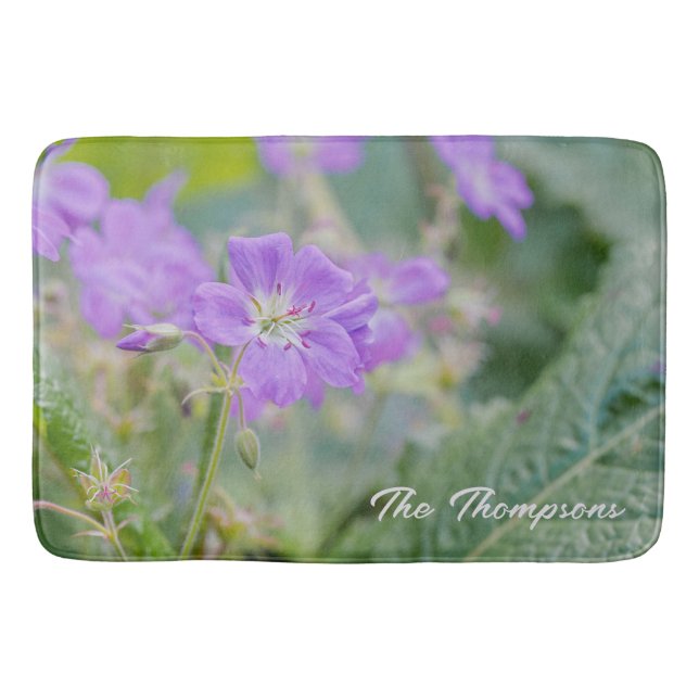 Lila Lilac Geranium Wildblume Botanisches Foto Badematte (Vorderseite)