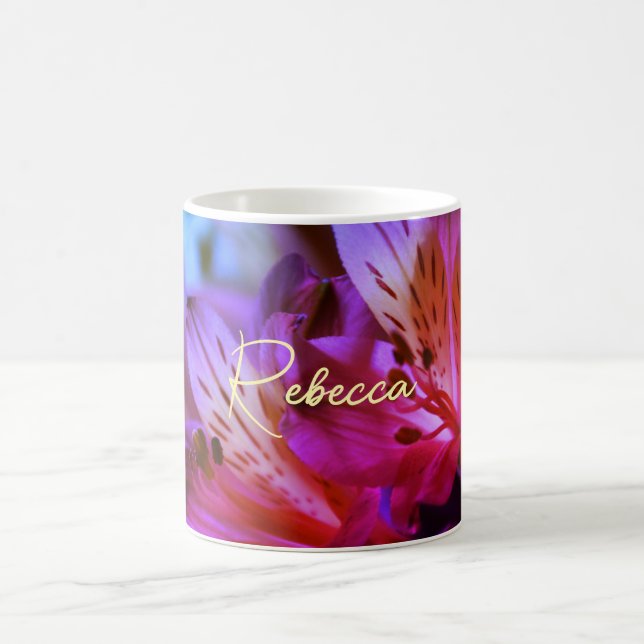Lila Lilies personalizable Name Tasse (Mittel)