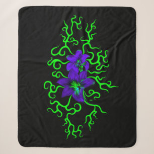 Lila Lily-Blume auf schwarz Sherpadecke