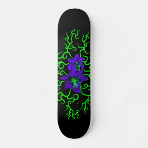 Lila Lily-Blume auf schwarz Skateboard
