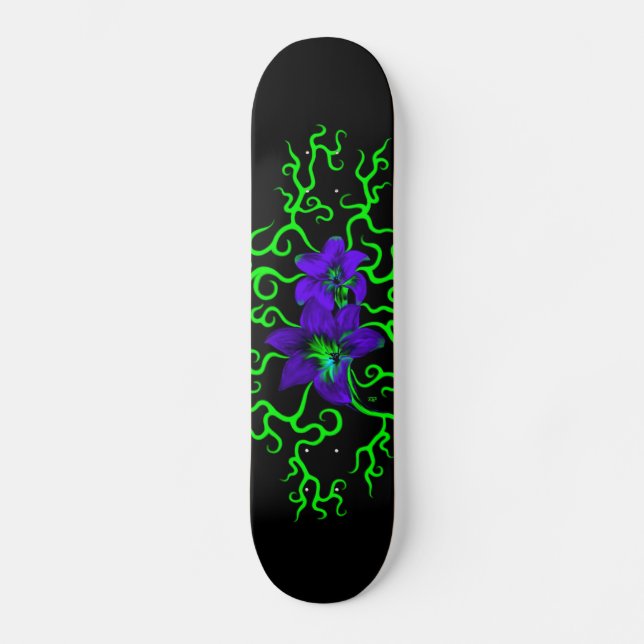Lila Lily-Blume auf schwarz Skateboard (Vorderseite)