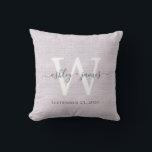 Lila Linen White Monogram Wedding Keepake Kissen<br><div class="desc">Elegantes Hochzeitskissen lila geflochtener Leineneffektkissen mit dunkelgrauem,  chic handgeschriebenem Schriftzeichen. Fügen Sie einfach Ihre Namen,  Monogramm und Hochzeitstermin ein. Großartiges Geschenk für ein frisch verheiratetes Paar. Exklusiv für Sie entworfen von Happy Dolphin Studio. Wenn Sie Hilfe oder passende Produkte benötigen,  kontaktieren Sie uns bitte unter happydolphinstudio@outlook.com.</div>