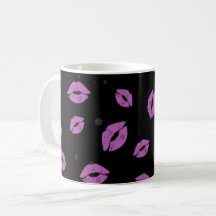Lila Lipstick Kisses auf schwarzem Hintergrundmust
