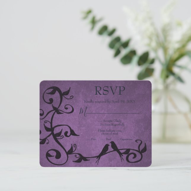 Lila Lovebirds Wedding RSVP Card (Stehend Vorderseite)