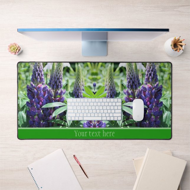 Lila Lupine-Blume Personalisiert Schreibtischunterlage (Büro 1)