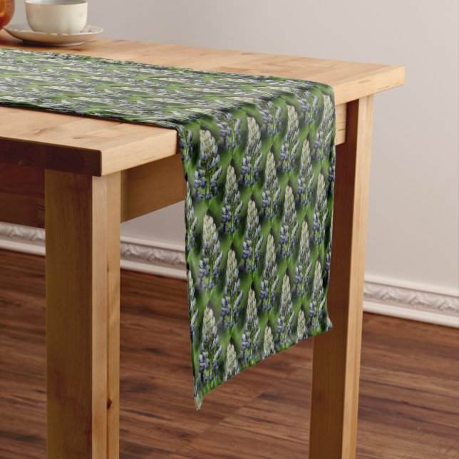 Lila Lupine Floral Muster Kurzer Tischläufer (Beispiel)