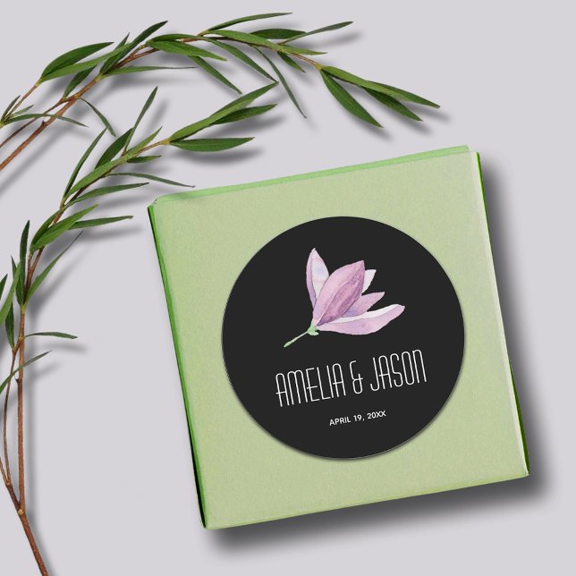 Lila Magnolia-Flora-Gastgeschenk Hochzeit auf Schw Runder Aufkleber (Magnolia Floral Wedding Favor Black Round Stickers)