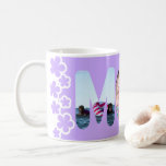 Lila Mama Personalisiertes Foto Kaffeetasse<br><div class="desc">Eine lila Tasse,  die "MAMA" ausdrückt,  die mit Ihren Lieblings-Fotos personalisiert werden kann. Lila Blumenmuster. Einfach zu bewundern. Das perfekte Geschenk für jeden Anlass.</div>