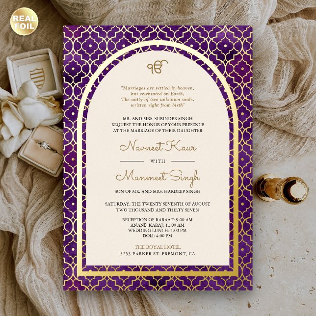 Lila marokkanisches Muster Sikh Arch Wedding Gold Folieneinladung (Von Creator hochgeladen)