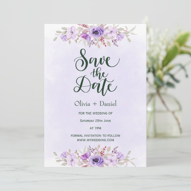 Lila Minimalistische Blumenhochzeit Sichern Sie da Einladung (Stehend Vorderseite)