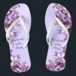 Lila mit BlumenBlumen, die Großmutter der Braut Flip Flops<br><div class="desc">Fliedern sind das Thema von diesen elegante Blumengroßmutter der Braut,  die Hochzeit Reinfälle mit den rosa und malvenfarbenen lila Blumen auf einem lila Hintergrund umdrehen.  Der Text kann für Ihren besonderen Anlass besonders angefertigt werden.</div>