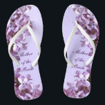 Lila mit BlumenBlumen, die Mutter der Braut Flip Flops<br><div class="desc">Fliedern sind das Thema von diesen elegante Blumenmutter der Braut,  die Hochzeit Reinfälle mit den rosa und malvenfarbenen lila Blumen auf einem lila Hintergrund umdrehen.  Der Text kann für Ihren besonderen Anlass besonders angefertigt werden.</div>