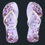 Lila mit BlumenBlumen, die Mutter des Bräutigams Flip Flops<br><div class="desc">Fliedern sind das Thema von diesen elegante Blumenmutter des Bräutigams,  den Hochzeit Reinfälle mit den rosa und malvenfarbenen lila Blumen auf einem lila Hintergrund umdrehen.  Der Text kann für Ihren besonderen Anlass besonders angefertigt werden.</div>
