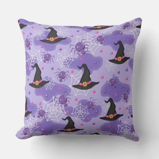 LILA MIT HALLOWEEN WITCHES HATTEN & SPIDERS KISSEN (Vorderseite)