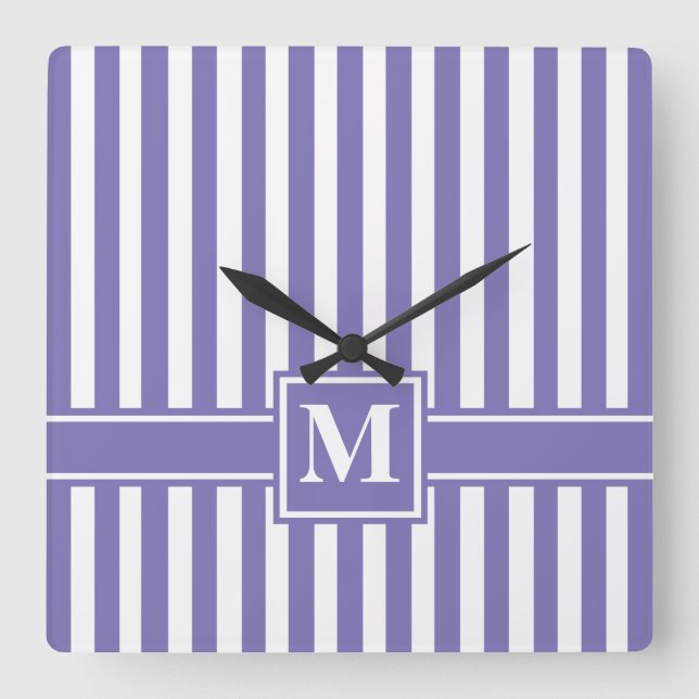 Lila moderner Streifen mit Monogramm Quadratische Wanduhr (Vorderseite)