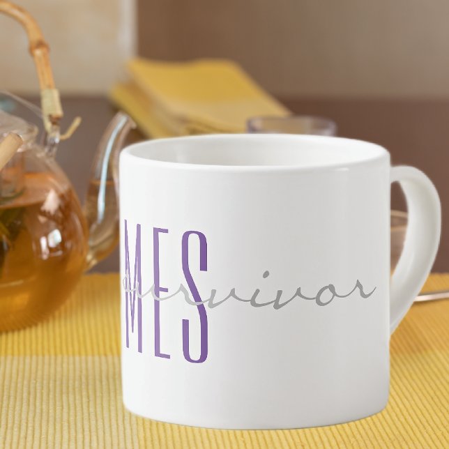 Lila Monogram Soft Gray Ich bin ein Überlebender v Espressotasse (Von Creator hochgeladen)