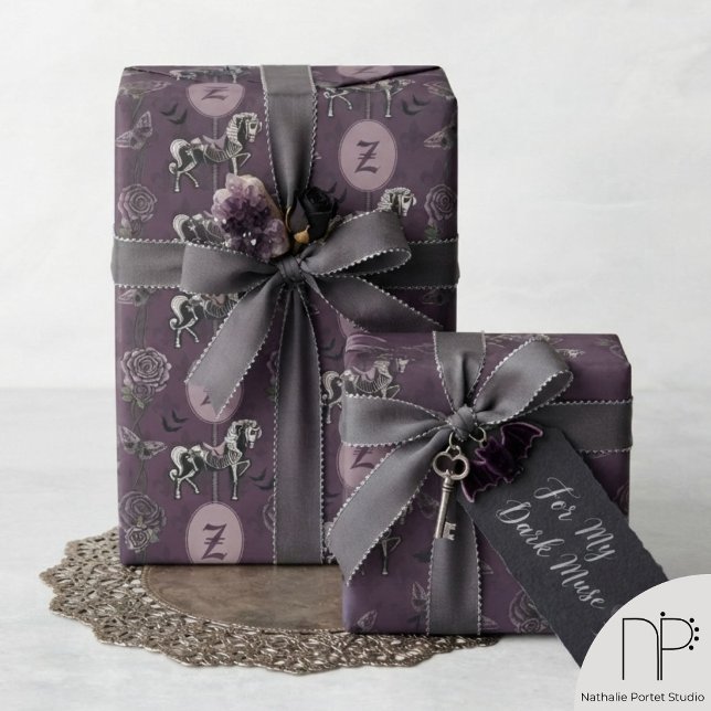 Lila Monogramm-Gotik-Pferd Geschenkpapier (Purple monogram gothic horse wrapping paper with a dusty pink frame for elegant and moody gifts.)