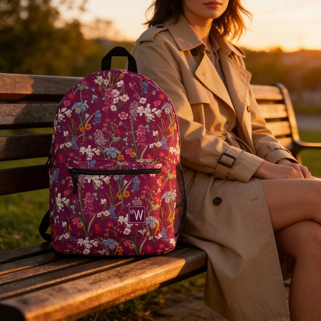 Lila Monogramm mit modernem, farbenfrohen Blumenmu Bedruckter Rucksack (The pretty and elegant purple, violet multi-floral backpack for modern women. A practical backpacks.)