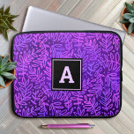 Lila Monogramm Muster fett formatiert Typografie Laptopschutzhülle<br><div class="desc">Dieses moderne, trendige und gürtelförmige Notebook mit lila, rosa und blauen Blätterdach-Damast-Muster auf einem lila, tiefen Hintergrund schmückt diesen modernen, trendigen und gürtelförmigen Neopren-Laptop. Passen Sie diese elegante Hülle mit Ihrem Monogramm Initial an. Macht jedes Mal, wenn Sie es benutzen, eine elegante und stilvolle Aussage. Dieser Laptop-Ärmel ist in drei...</div>