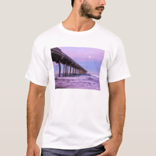 Lila Morgendämmerung über Pier, Kalifornien T-Shirt