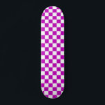 Lila Muster eines Karos Skateboard<br><div class="desc">Muster für lila und weiße Karo Gestaltete geometrische Quadrate</div>