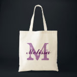 Lila Name der benutzerdefinierten Monogrammnummer Tragetasche<br><div class="desc">Eigener Monogram Name Lila Tote Bag. Elegantes Logodesign in Monogramm mit mit Monogramm Buchstaben-Initialen in einem Grunge-Schriftart und Namen im dunklen lila Script-Schriftart. Ersetzen Sie einfach die Vorlage Monogramm Initialen und den Namen mit Ihrer eigenen.Niedlich Geschenkidee für alle bei einer Hochzeit speziell für Braut und Brautmädchen oder nahe Freunde und...</div>