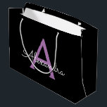 Lila Name der Girl-Monogram-Datei Große Geschenktüte<br><div class="desc">Schwarze und Lila einfache Script Monogram Name Geschenktasche. Das macht den perfekten 16 Geburtstag,  Hochzeit,  Brautparty,  Jubiläum,  Babydusche oder Junggeselinnen-Abschied Geschenktasche für jemanden,  der Lieben glamourösen Luxus und schicke Stile.</div>