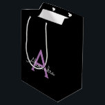Lila Name der Girl-Monogram-Datei Mittlere Geschenktüte<br><div class="desc">Schwarze und Lila einfache Script Monogram Name Geschenktasche. Das macht den perfekten 16 Geburtstag,  Hochzeit,  Brautparty,  Jubiläum,  Babydusche oder Junggeselinnen-Abschied Geschenktasche für jemanden,  der Lieben glamourösen Luxus und schicke Stile.</div>
