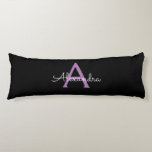 Lila Name der Girl-Monogram-Datei Seitenschläferkissen<br><div class="desc">Schwarzes und Lila einfaches Script Monogram Name Body Pillow. Das Kissen macht den perfekten 16 Geburtstag,  Hochzeit,  Brautparty,  Babydusche oder Junggeselinnen-Abschied Geschenk für jemanden,  der sein Zimmer in Rose Gold dekoriert.</div>