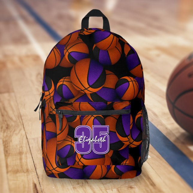 Lila Name des schwarzen Basketballteams Bedruckter Rucksack (Team colors basketballs pattern backpack on gymnasium floor)