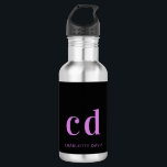 Lila Name des Schwarzen Monogrammes modern Edelstahlflasche<br><div class="desc">Ein klassischer schwarzer Hintergrund. Rosa lila Text. Personalisieren Sie Ihre Monogramm-Initialen und Ihren Namen und fügen Sie sie hinzu.</div>