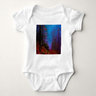 Lila Nebel aus gestrichenem Wald Baby Strampler