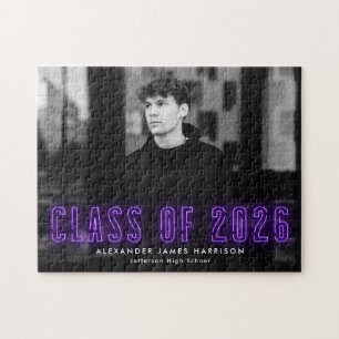 Lila Neon-Klasse des Abschluss-Fotos 2025