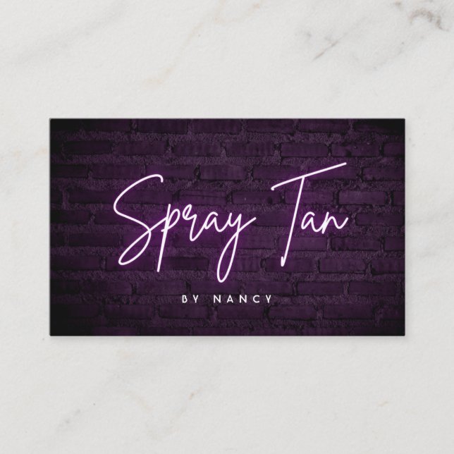 Lila Neon Spray Tan an der Ziegelwand Visitenkarte (Vorderseite)