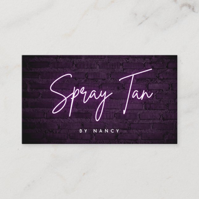 Lila Neon Spray Tan an der Ziegelwand Visitenkarte (Vorderseite)