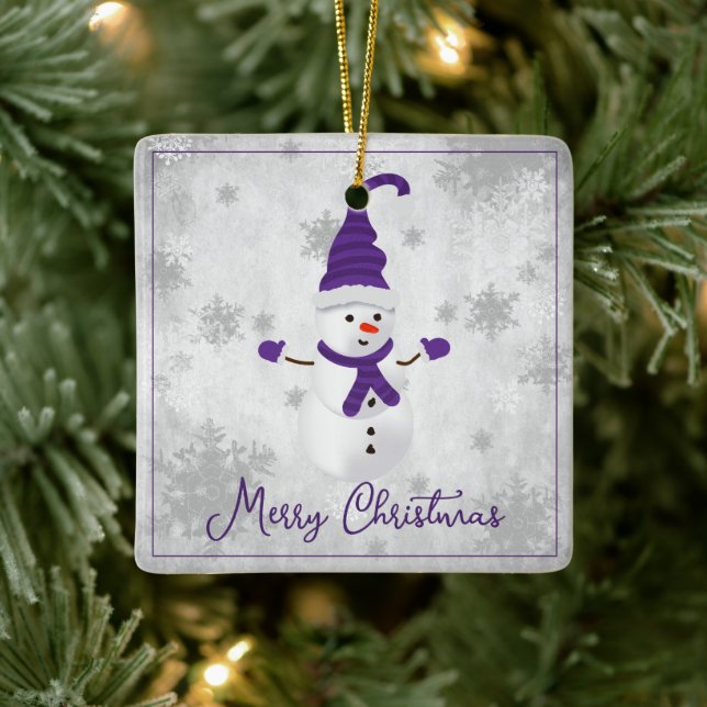 Lila Niedliches Schneemann-Urlaubsornament Keramikornament (Baum)