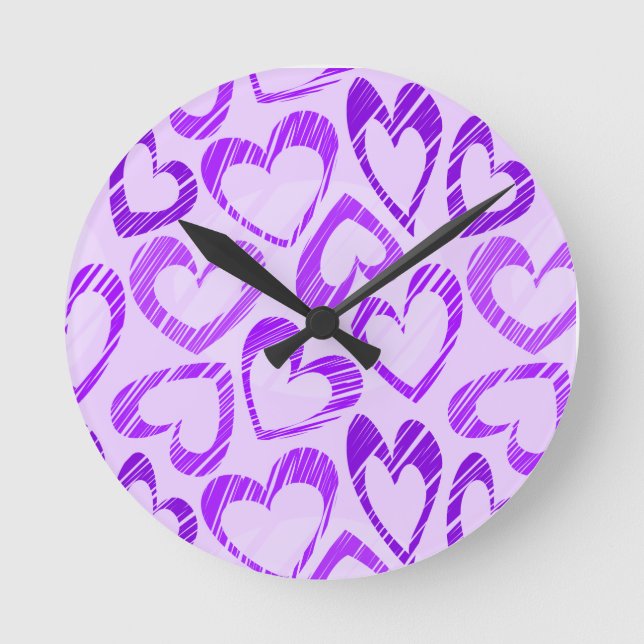 Lila Niedliches Sketch Herzmuster Runde Wanduhr (Vorderseite)