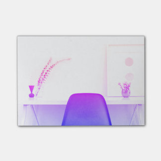 Lila Ombre Stuhl-Studie vom Schreibtisch von Post-it Klebezettel