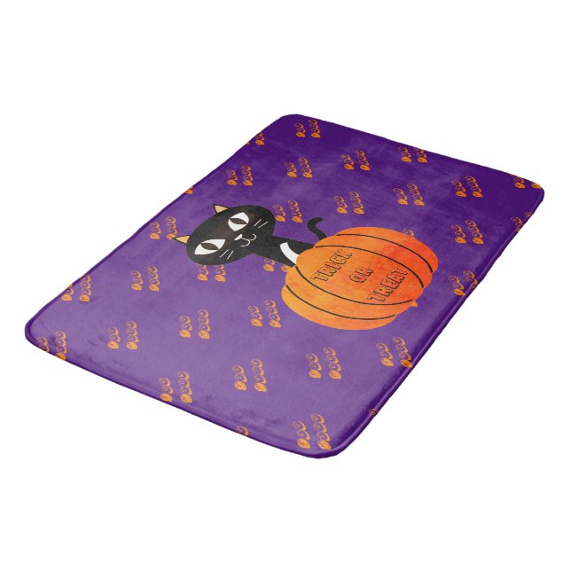 Lila Orange Black Cat Pumpkin Spooky Halloween Badematte (Schrägansicht)