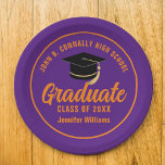 Lila Orange Graduate Custom Graduate Party Pappteller<br><div class="desc">Diese moderne,  lila und orangefarbene,  maßgeschneiderte Graduiertenplatte zeigt die Typografie Ihres High School- oder Uni-Namens für die Klasse von 2024. Passen Sie mit Ihrem geschlossen Jahr unter der schicken handgeschriebenen Drehbuch und schwarzen Graduiertenkappe für ein großartiges personalisiertes Graduiertendekor.</div>