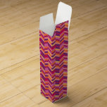 Lila orangefarbene, Zickzack Zackenweinbox Weinbox<br><div class="desc">Helle moderne Zickzack Stil rosa orange lila-gelbe Weinkiste. Entworfen von Sarah Trett.</div>