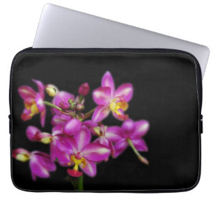 Lila Orchideen auf schwarzem Hintergrund Laptopschutzhülle
