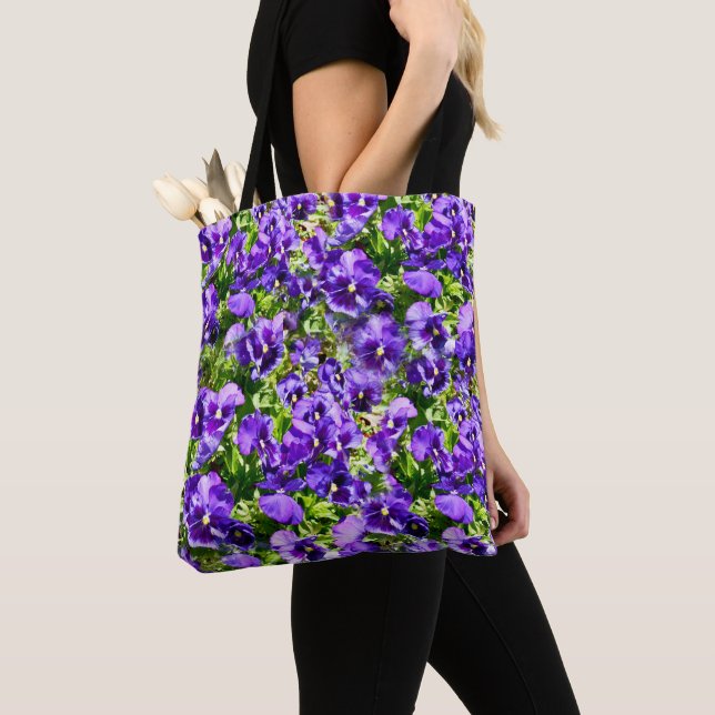Lila Pansy Field, Tasche (Von Nahem)